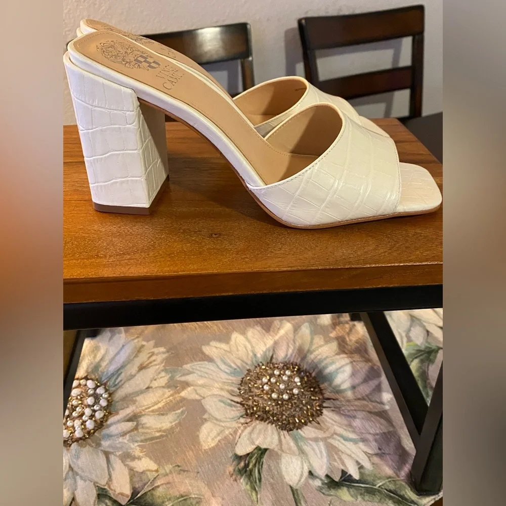 Vince Camuto white shoes. New without tag. - Picture 4 of 5